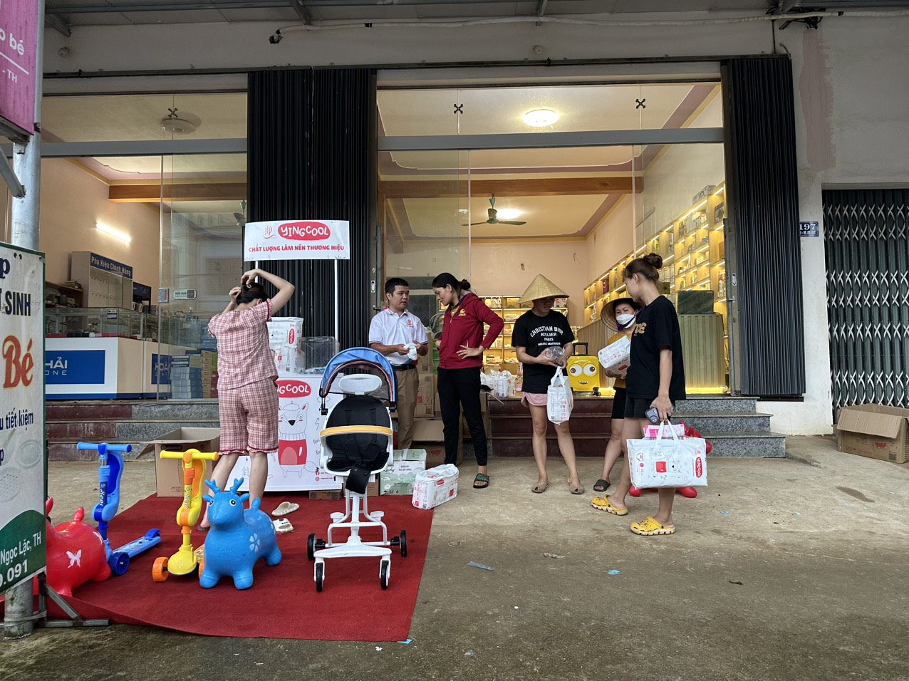 Khách hàng nhận quà YingCool