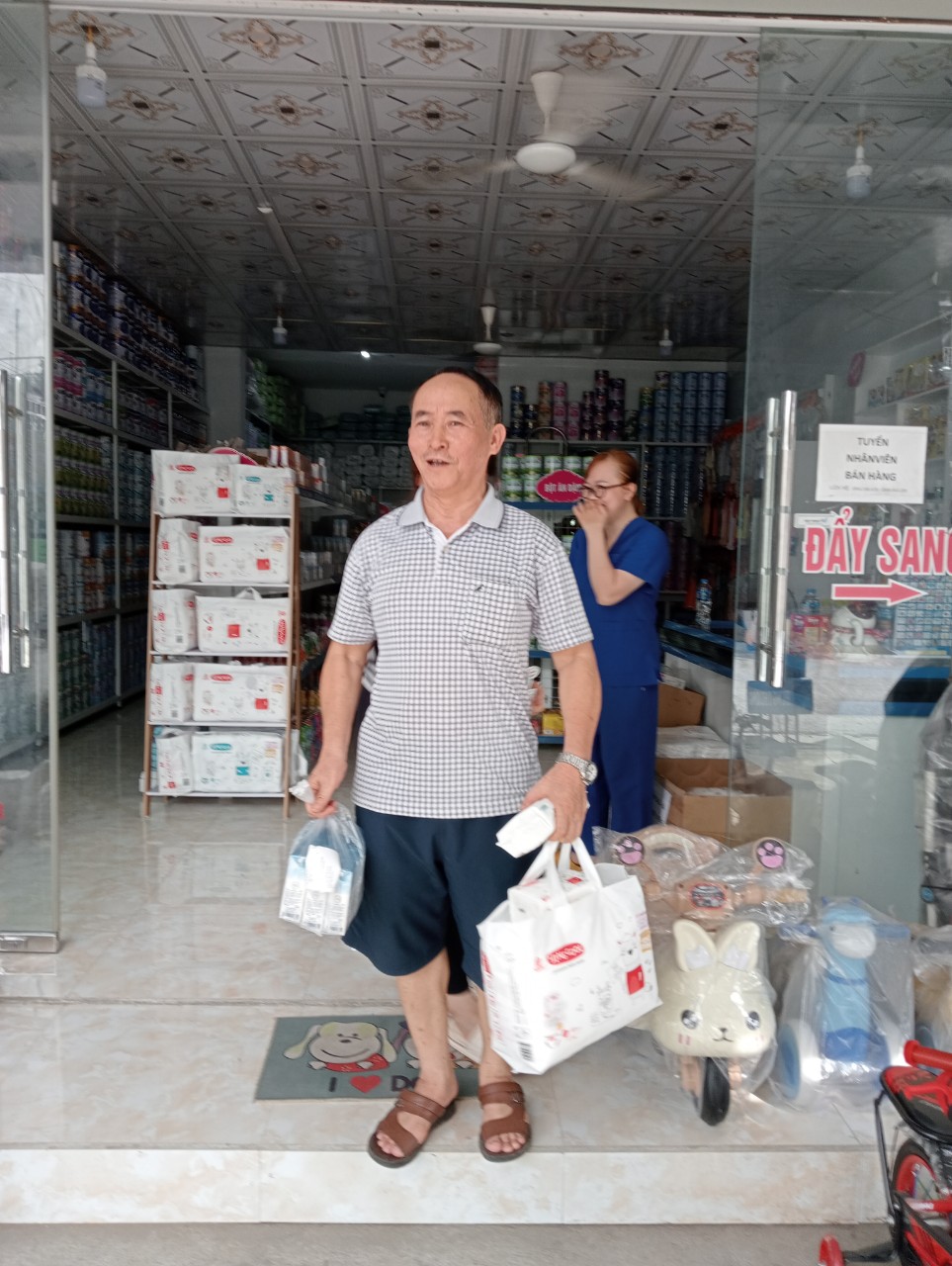 Khách hàng nhận sản phẩm và quà YingCool