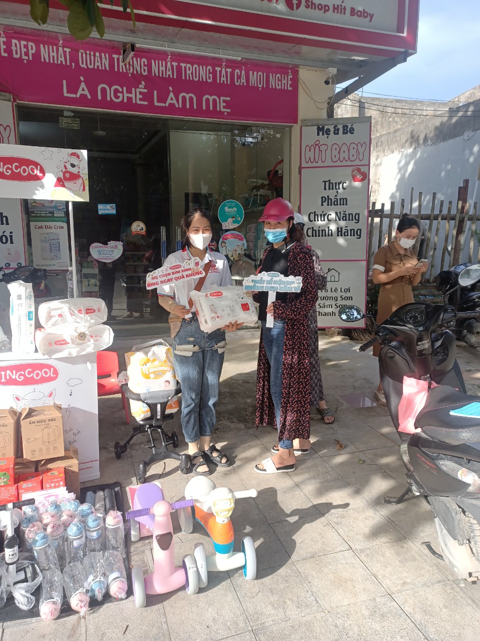 Khách hàng YingCool nhận quà