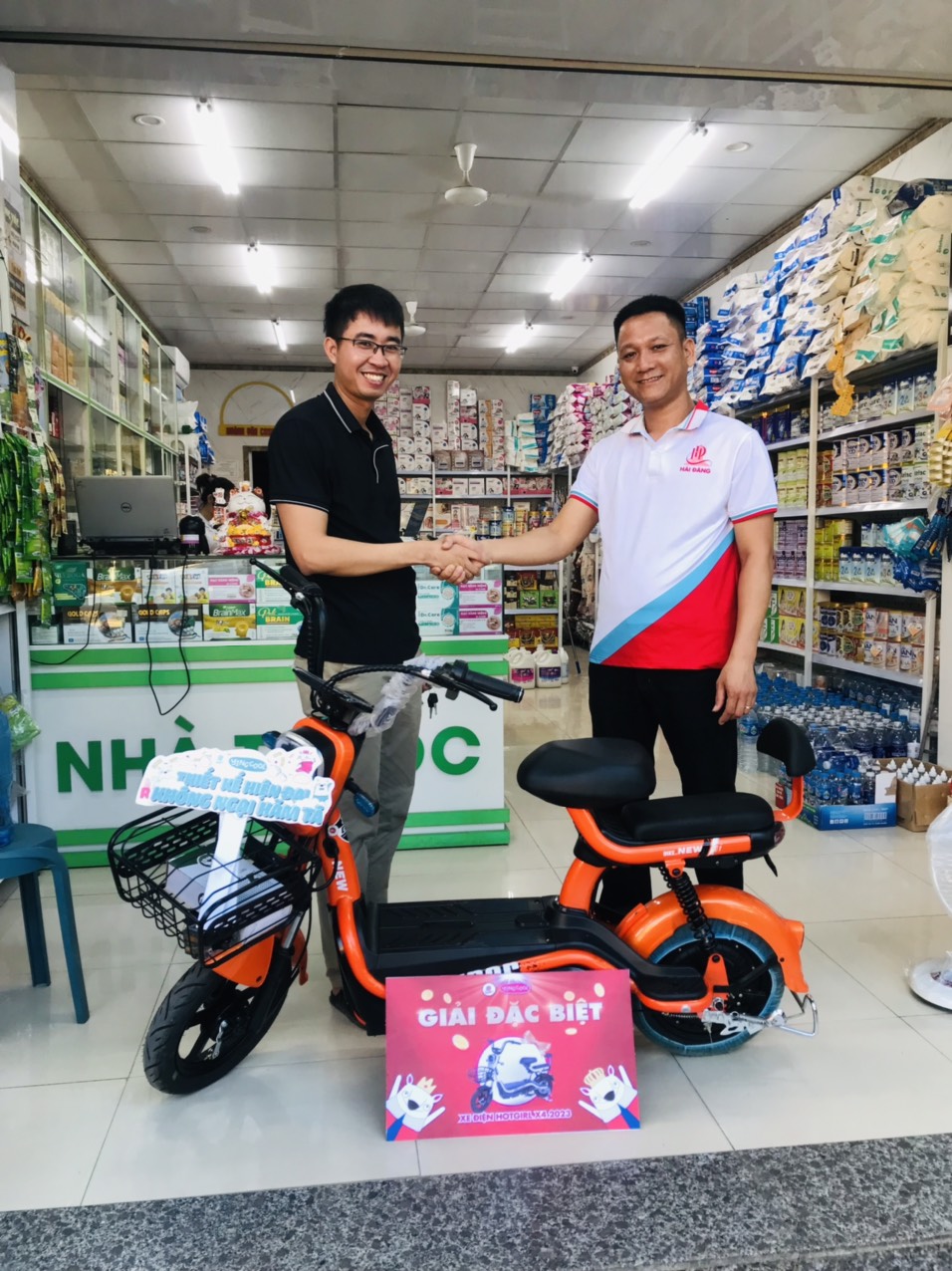 Mẹ và bé nhận quà từ YingCool